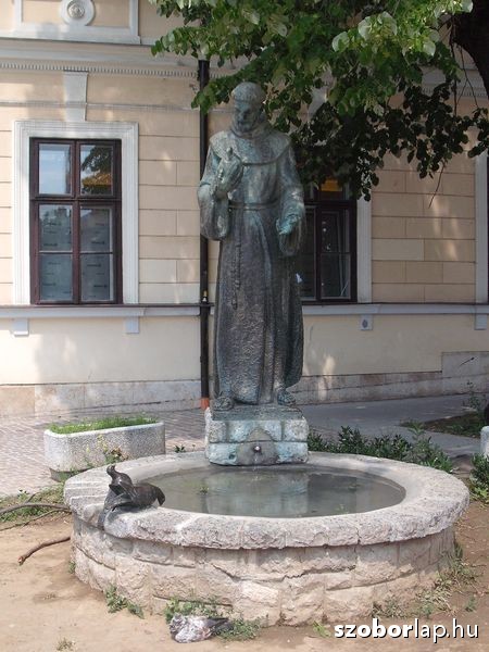 Assisi Szent Ferenc szobra a galambokkal