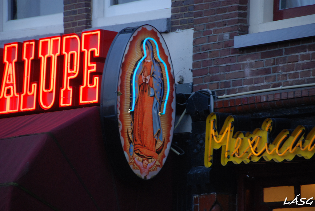 Mexikói étterem reklámja, Szűz Mária kék lepelben