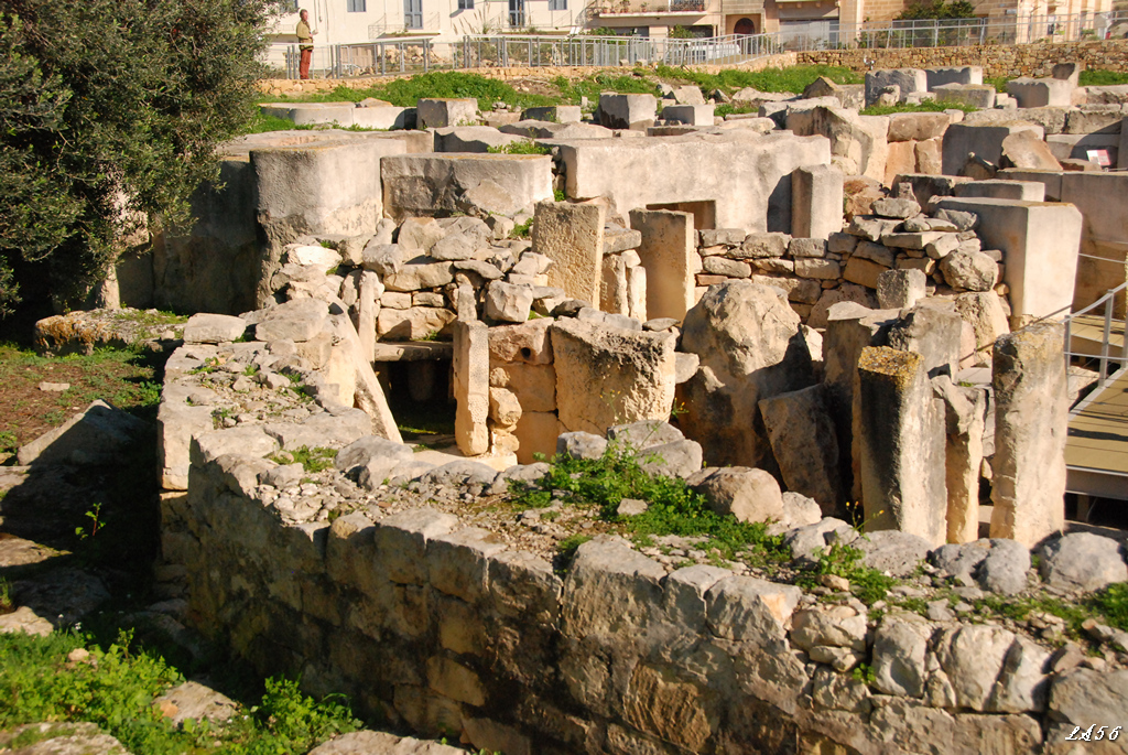 Tarxien (ie.3000) megalitikus templom  nyugati apszisai, oltárral