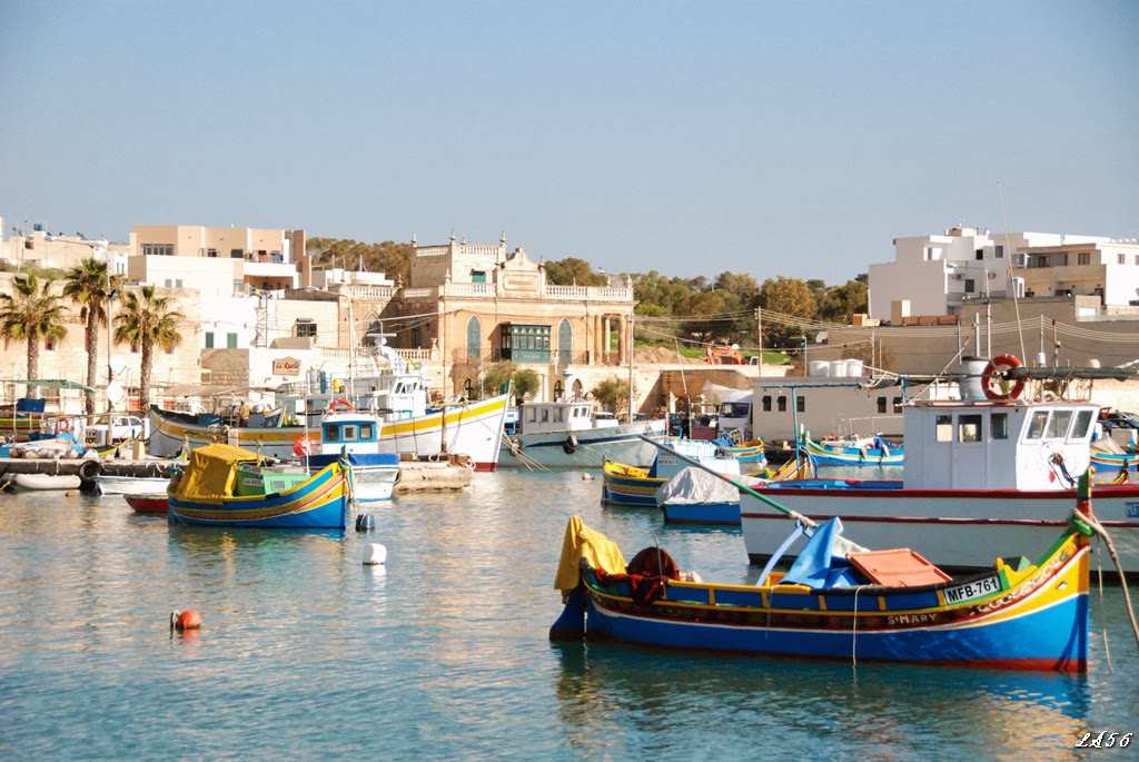 A marsaxlokki halászfalu öble a halászhajókkal. Nagy téli készülődés volt, de sokan a hálókat készítették elő másnapra.