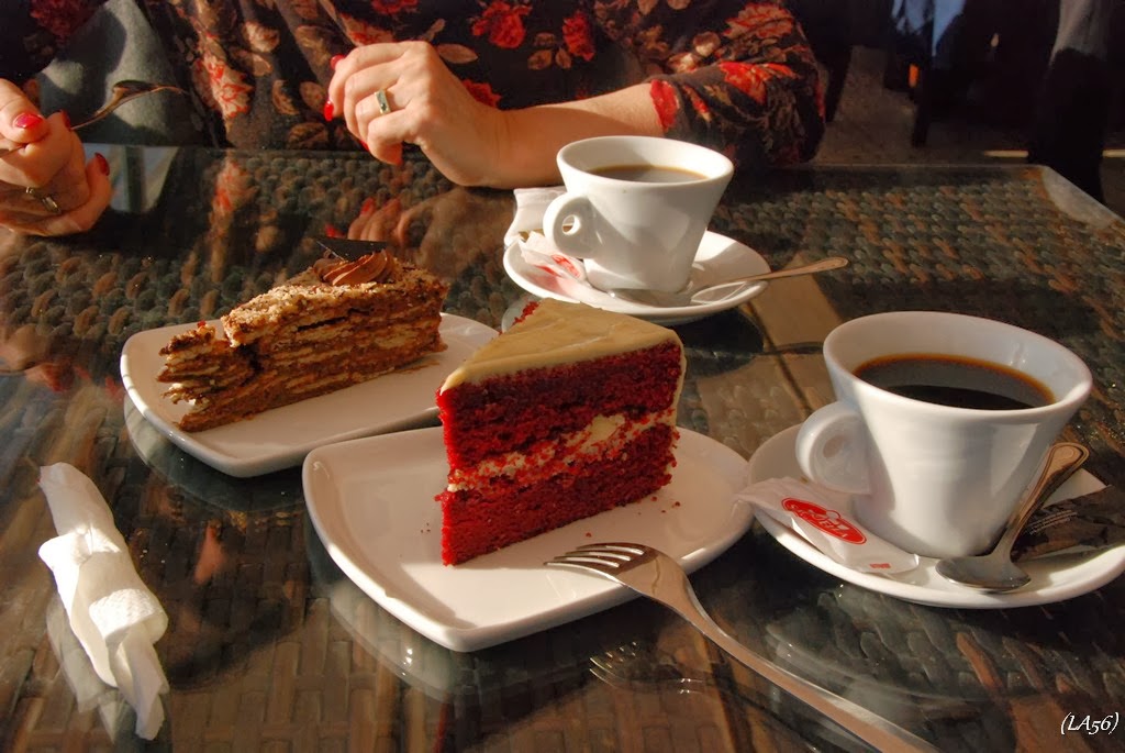 Diós, és csokoládés sütik (a vörös tortapiskóta nagyon csábító, de attól még csokoládé-íze van), és eddig az egyetlen "vödrös" kávé, amit kaptunk eszpresszót kérve.