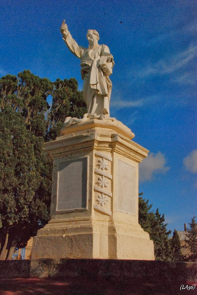 Szent Pál a rabati főtéren, a székesegyháza előtt