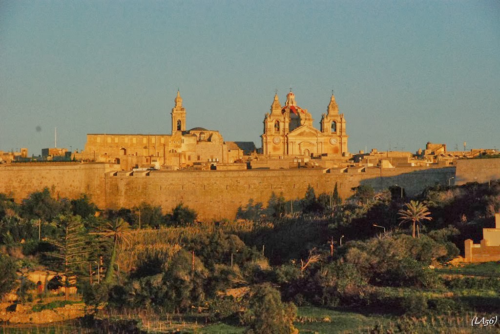 Mdina látképe lentről, az útról, jobbra a háttérben Rabat épületei látszanak. Este, hazafelé készült, az alkonyi fényben.