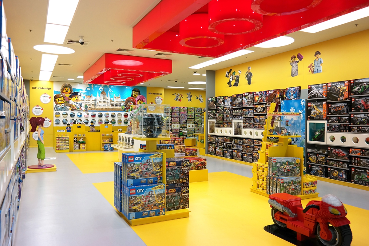 lego-store-budapest-lauren-blog.jpg