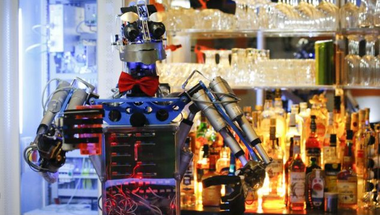Robot csapos dolgozik egy német bárban