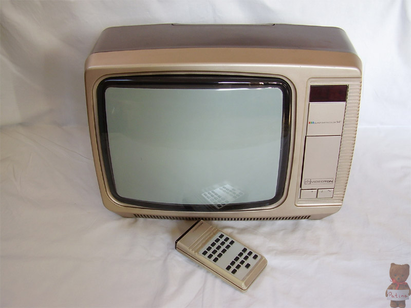 1986-ben jelent meg a Videoton legelső hordozható, távirányítós színes televíziója. Szintén díjat kapott az Ipari Formatervezési Nívódíj pályázaton. Képcsöve Goldstar (LG) gyártmány. Testvérmodellje a TS 2625, ami Unitra képcsővel volt szerelve.