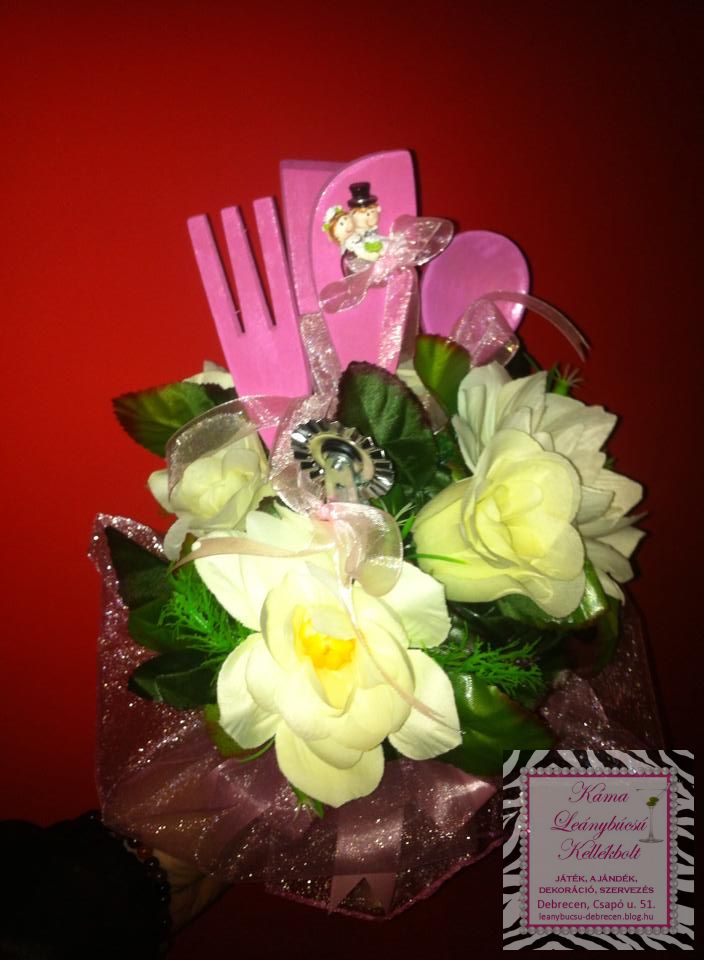 Csokor 2:
Rózsa és vizi liliom élethű selyemvirágok,
pink fakanalak többféle formában,
pink végű derelye metsző,
"Mazsola" Menyasszony és Vőlegény dísz,
Fátyol anyagból készült díszítés