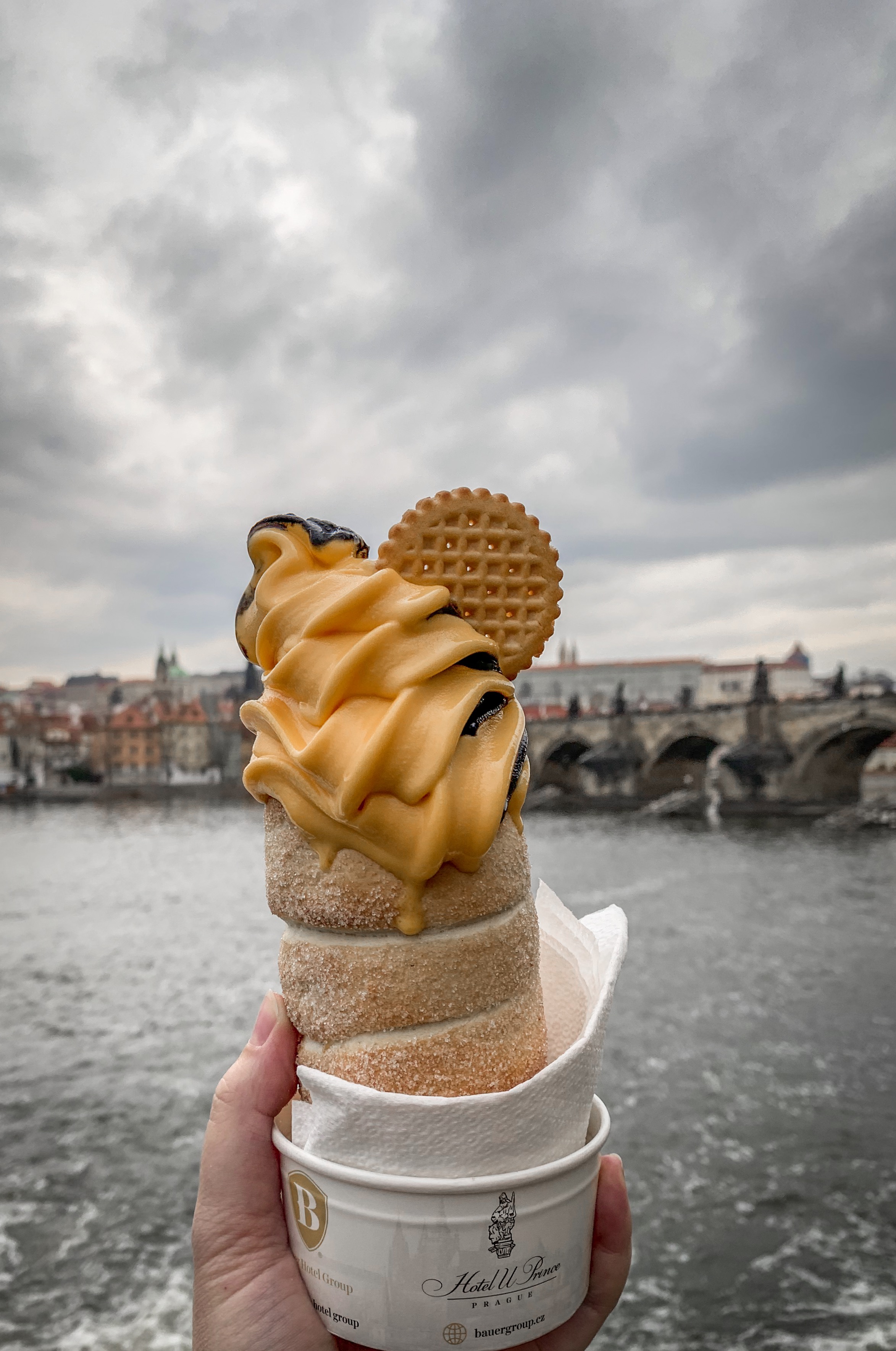 Kürtőskalács fagyival / Chimney cake with ice cream