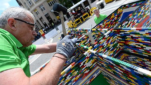 worlds-tallest-lego-tower-2-medium.jpg