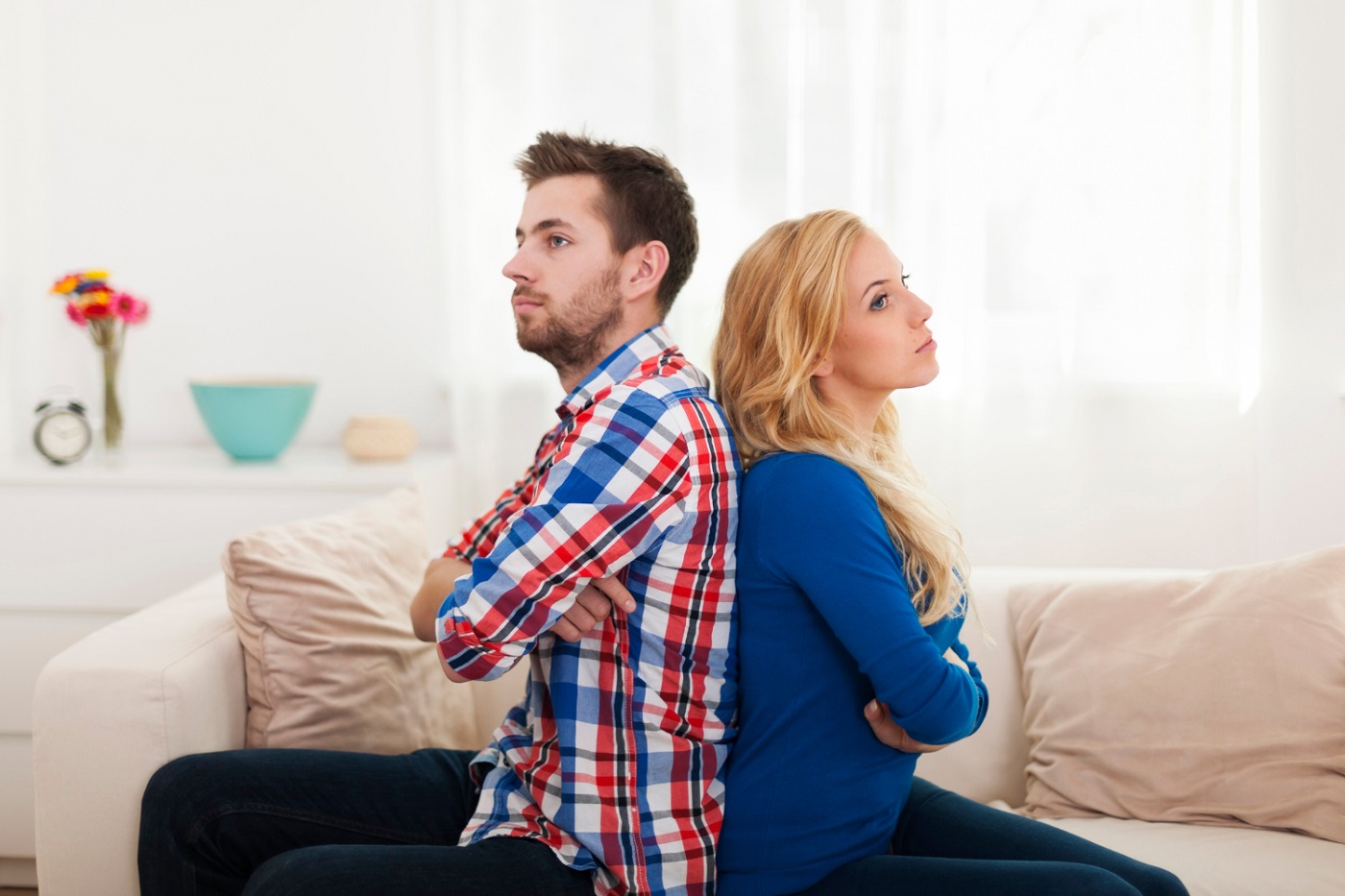 angry-young-couple-sitting-back-back-home_gpointstudio_freepik.jpg