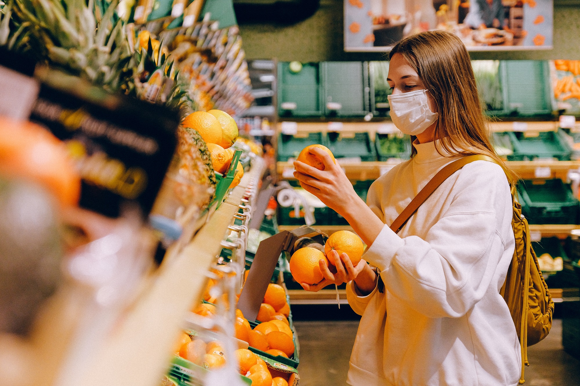 anna_shvets_woman_wearing_mask_in_supermarket_pexels.jpg