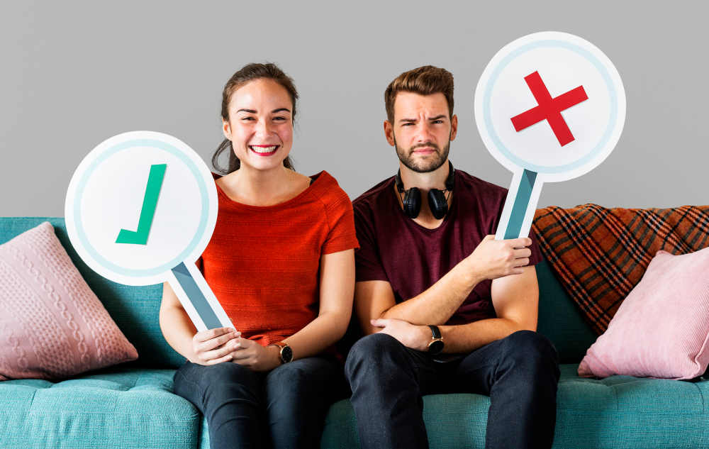 cheerful-couple-holding-vote-icon-sitting-couch_rawpixel_com_freepik.jpg