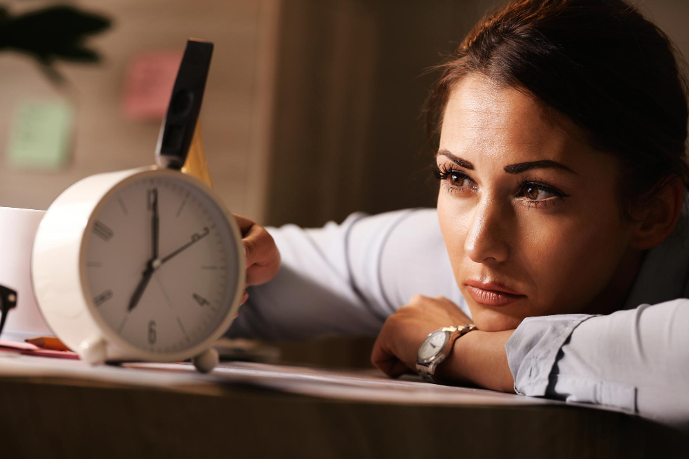 displeased-businesswoman-hitting-alarm-clock-with-hammer-office_drazen_zigic_freepik.jpg