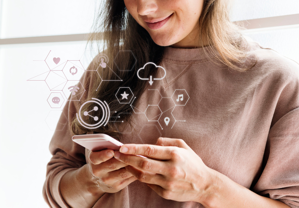 happy-woman-with-phone_rawpixel_com_freepik.jpg
