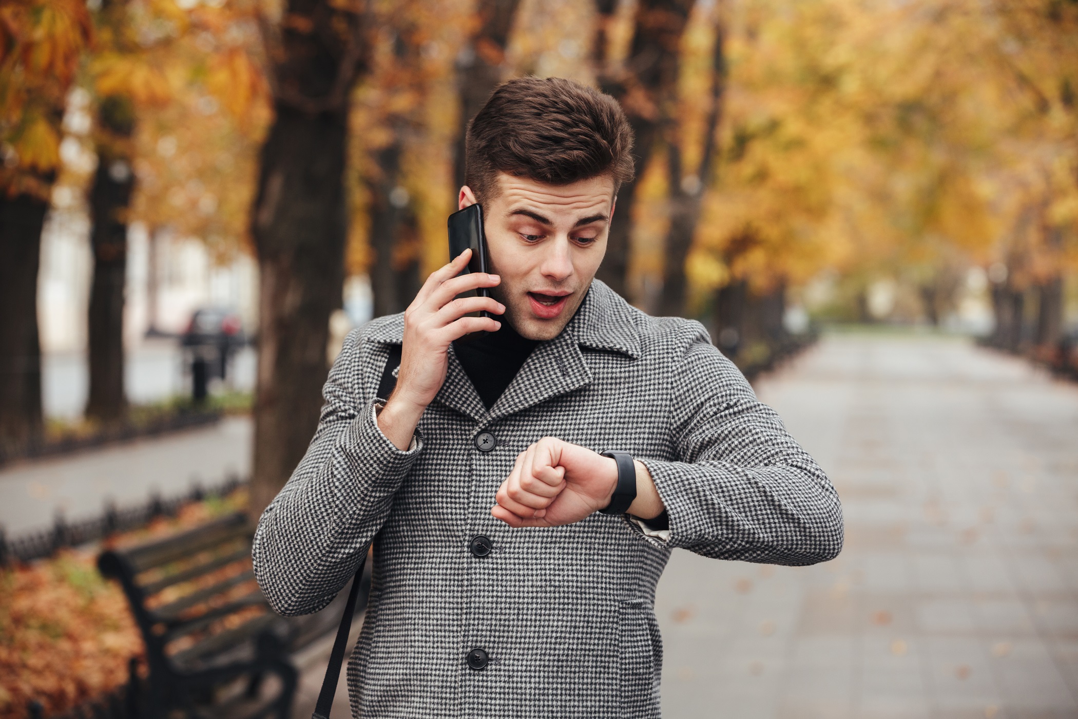 picture-young-guy-talking-smartmobile-while-looking-his-watch-being-late_drobotdean_freepik.jpg