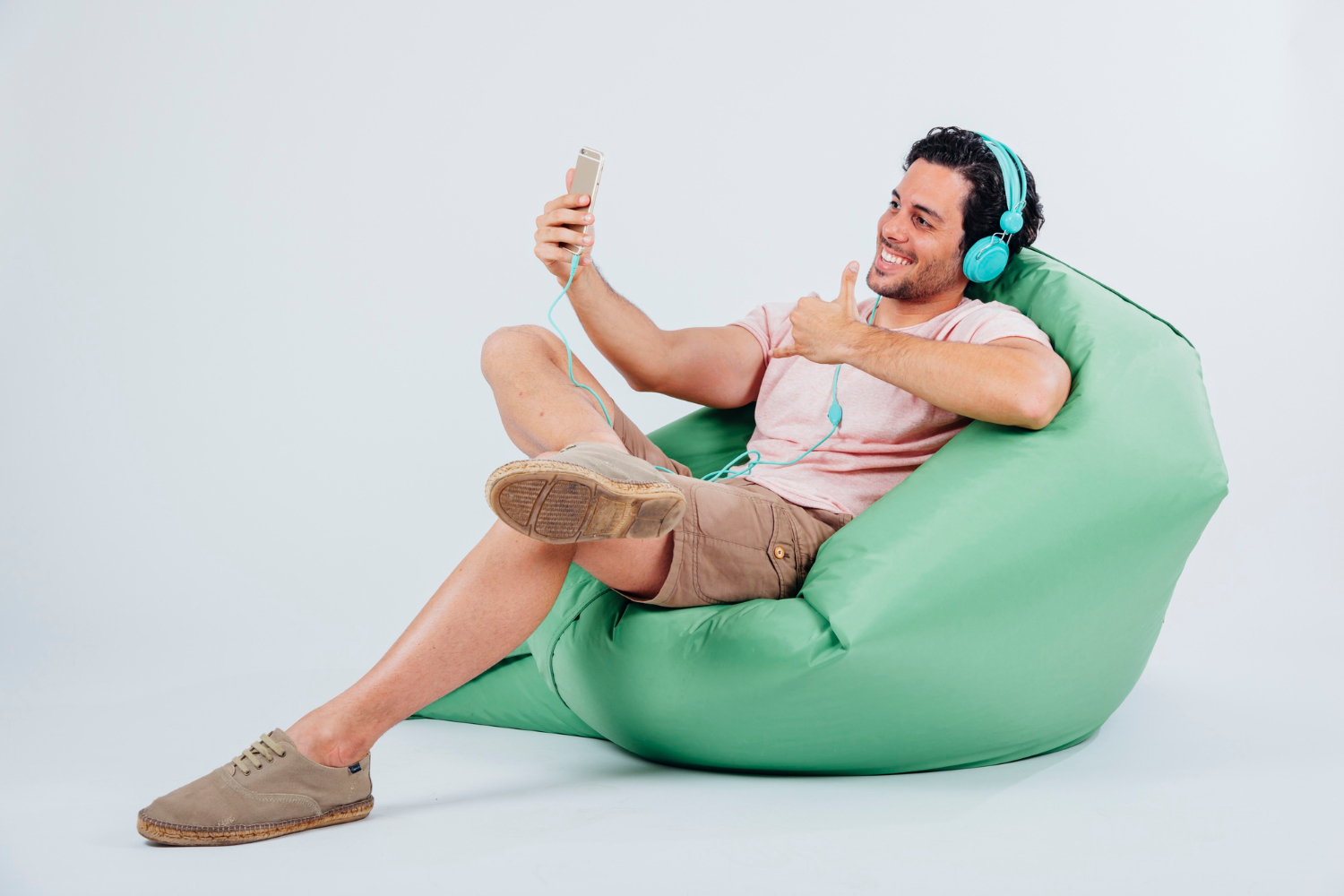 smiling-man-couch-taking-selfie-with-smartphone_freepik.jpg