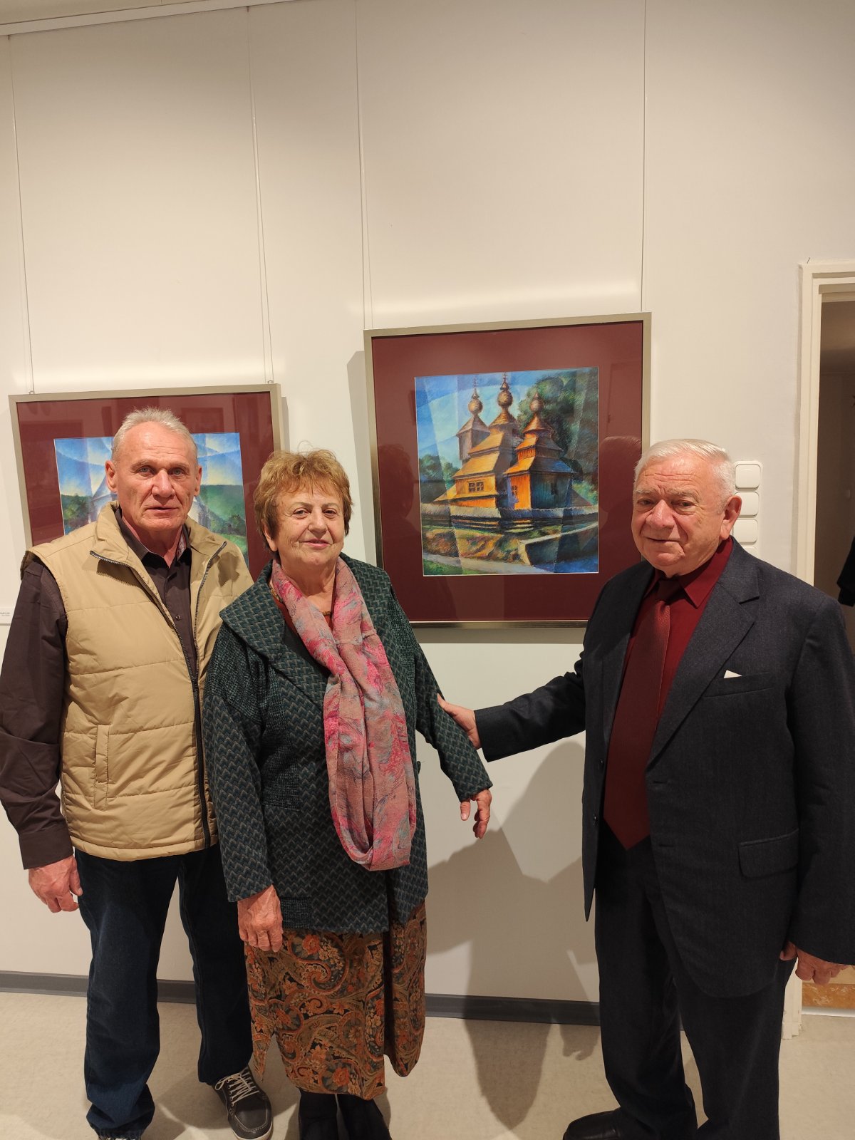 borbely_laszlo_festomuvesszel_szlovakiai_bodru_al_fatemplom_legujabb_kepe_elott_molnar_ilona_es_szabo_miroslav.jpg