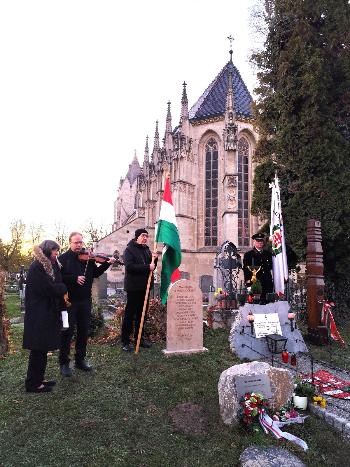 dr_smuk_andras_kedvenc_notaja_elindultam_szep_hazambol_szolalt_meg_a_jelkepes_magyarok_siremlekenel.jpg