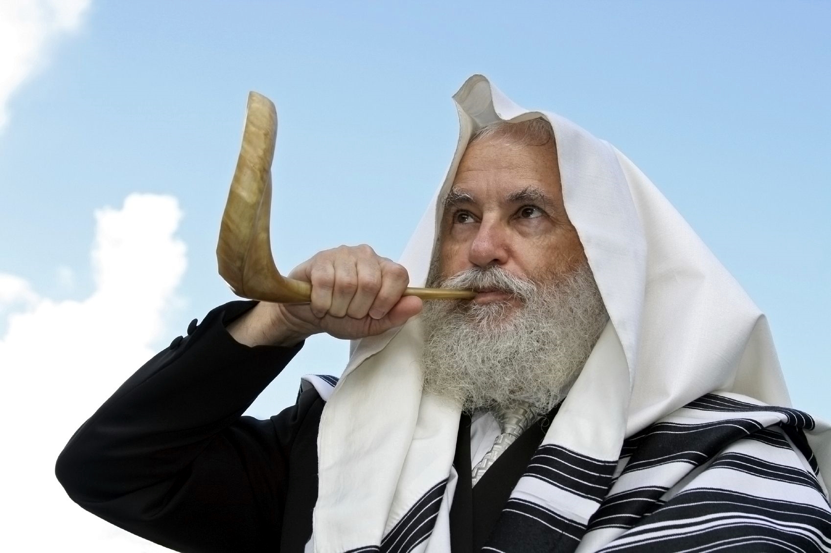 rabbi-blowing-shofar.jpg