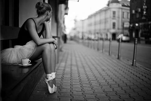 ballet-black-and-white-city-coffe-dancer-Favim.com-270177_large.jpg