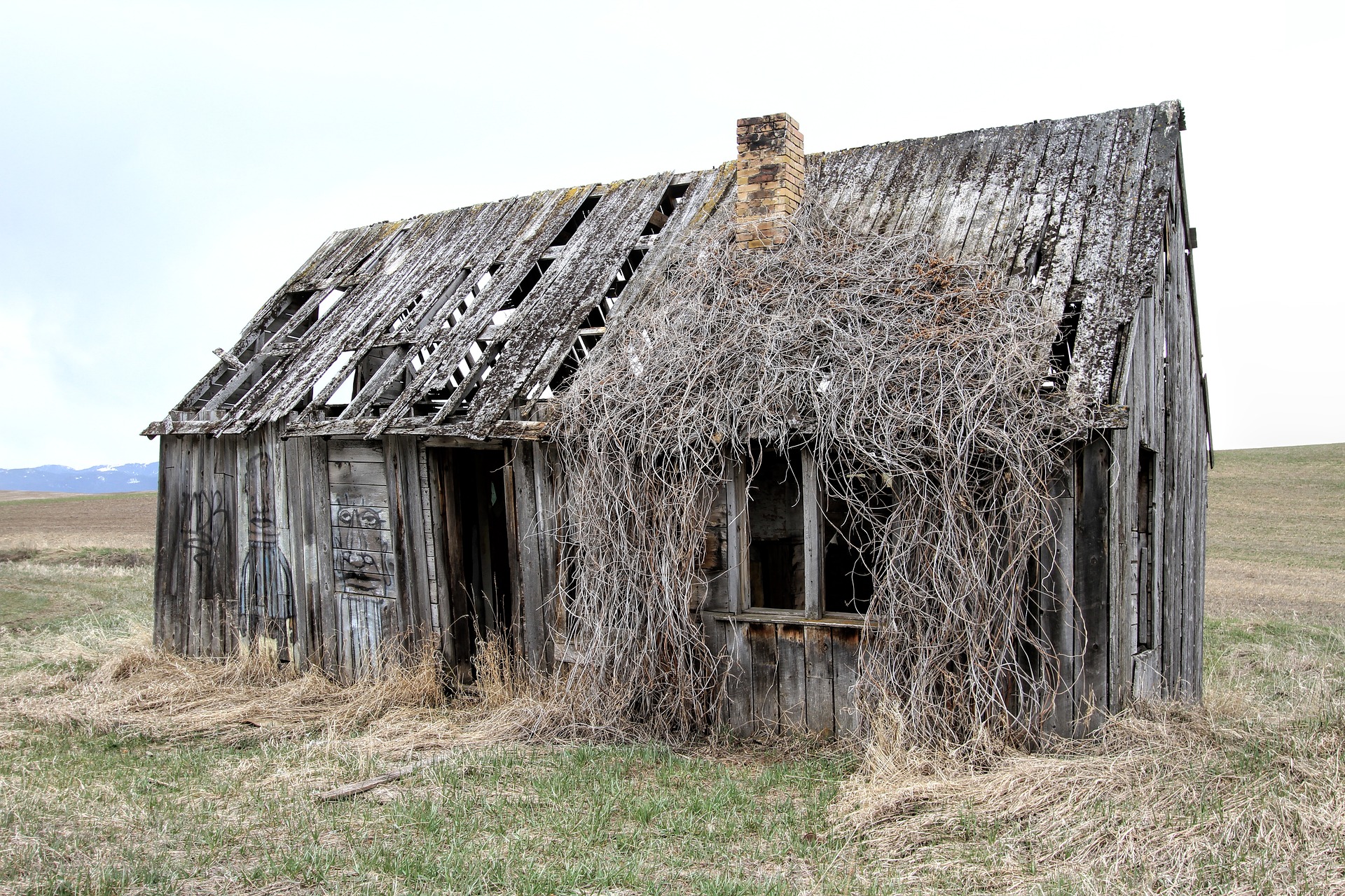 old-farm-house-2096642_1920.jpg