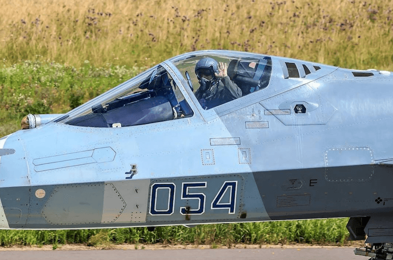 aircraft-su-57-with-pilot.png