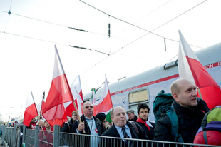 Tömegesen érkeztek lengyel tüntetők hazánkba