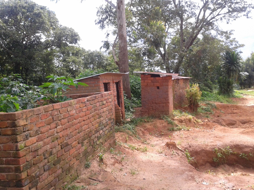 Latrinas_Nkaombe.jpg