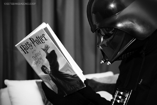 darth-vader-reading-harry-potter-and-the-deathly-hallows.jpg