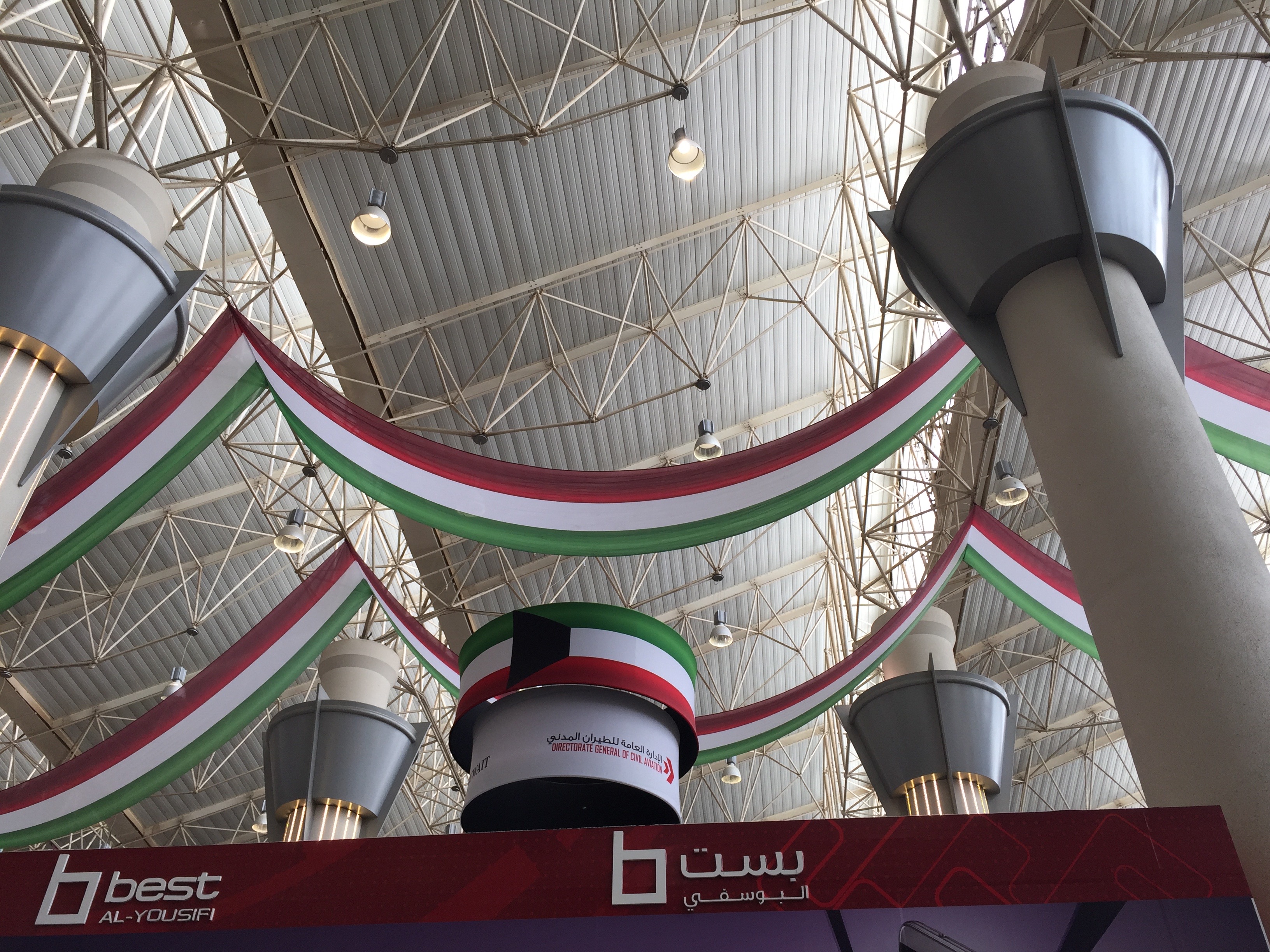 A reptérre megérkezve nem tudta elkerülni a figyelmünket, hogy mennyire hasonlít a kuvaiti zászló a magyarhoz.