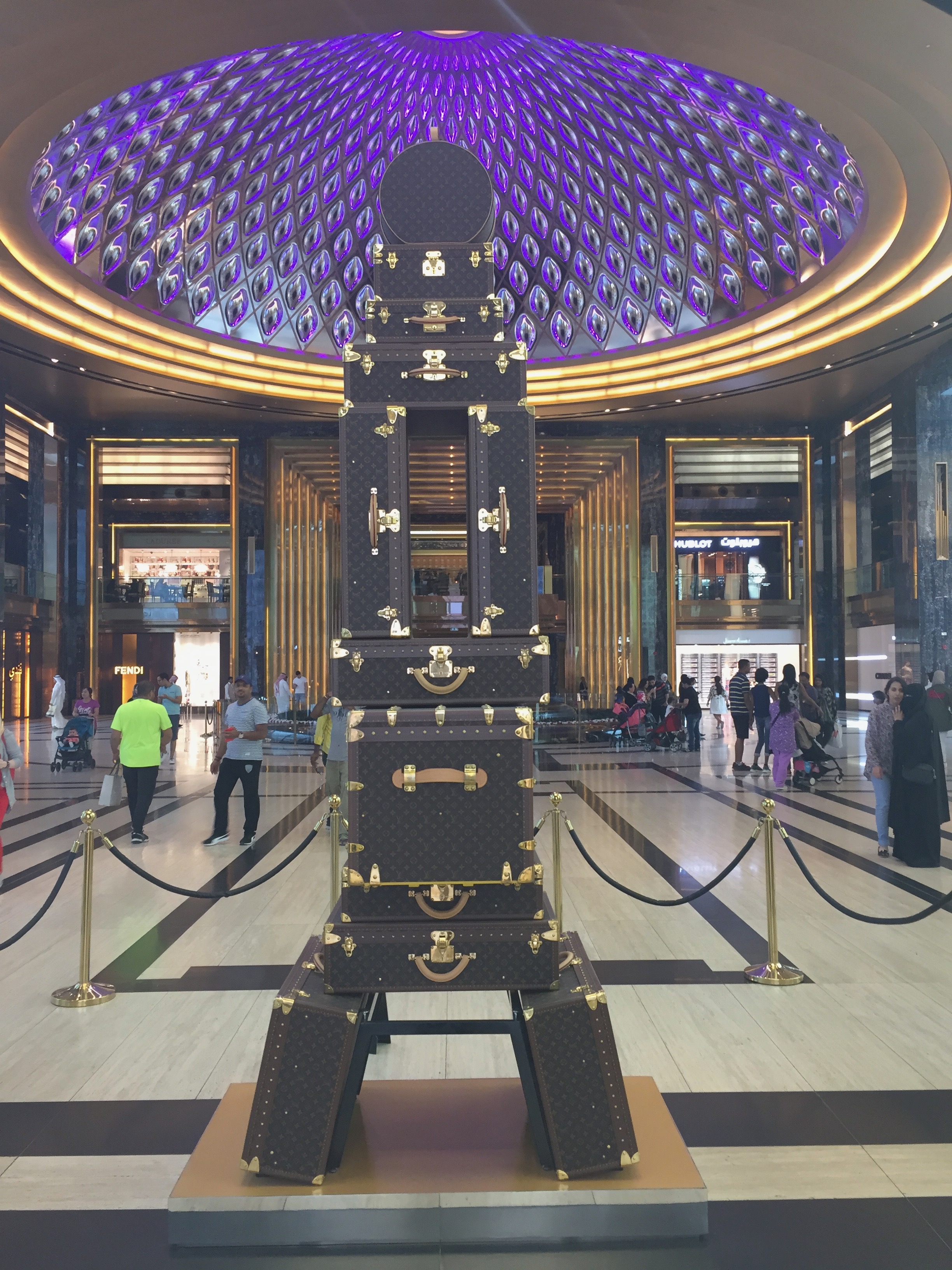 Aminek a bejáratánál egy Louis Vuitton táskákból és bőröndökből épített Eifel torony várja a vásárlókat