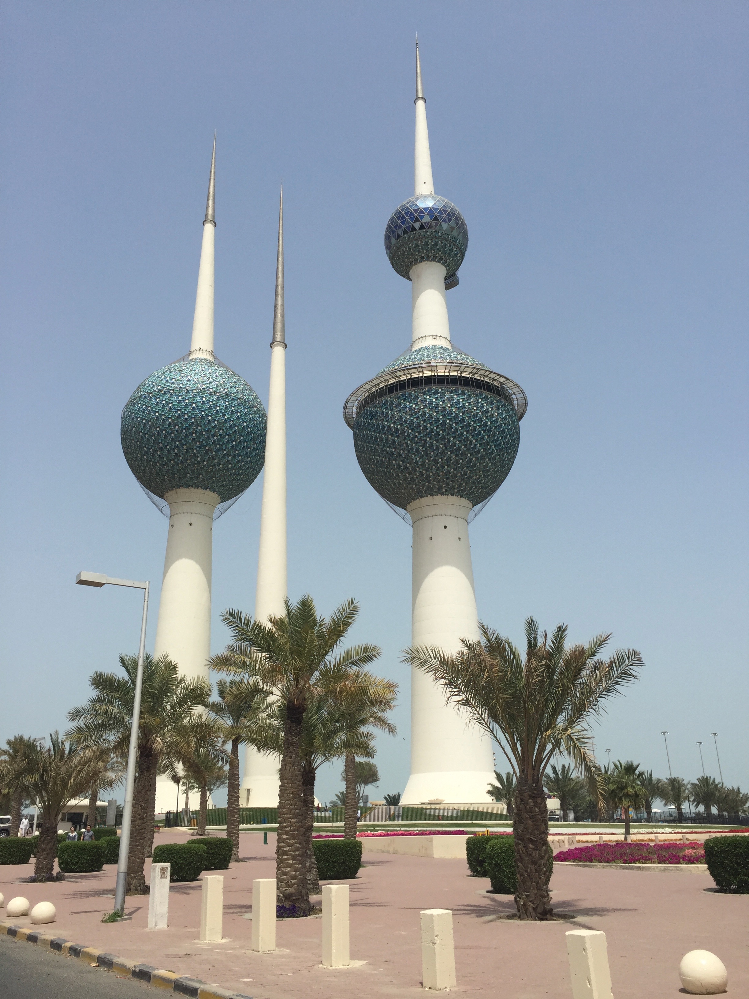 A Kuwait Towers. A város egyik nevezetessége, eredetileg víztoronynak épült. Mára kissé átalakult a funkciója és víztározó mellett étterem és kilátó is üzemel bennük.