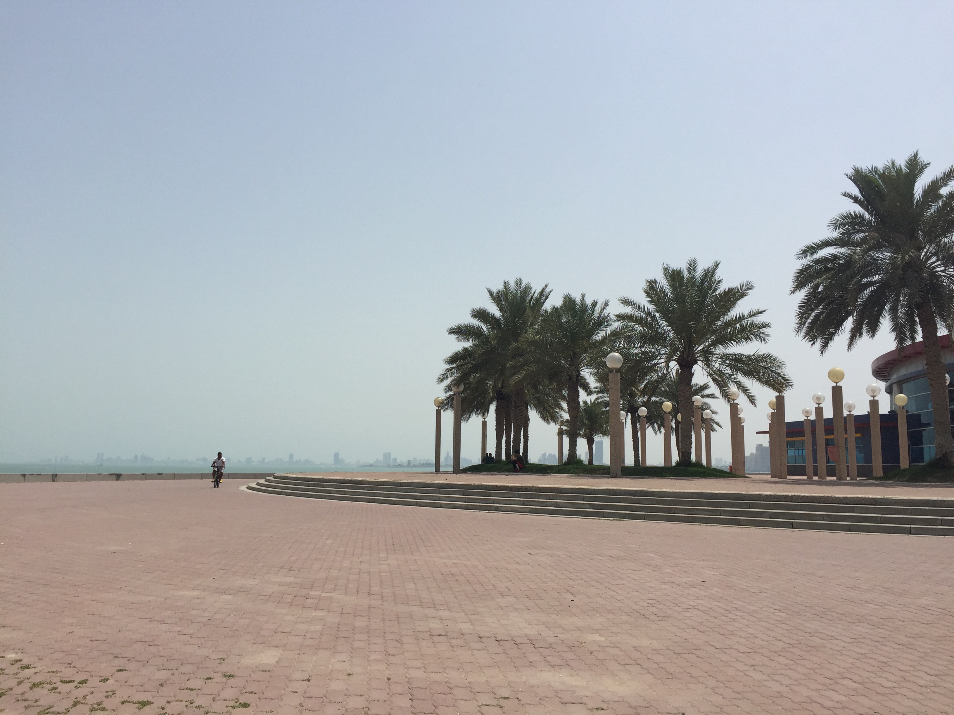 A Kuwait Towershez vezető tengerparti sétány