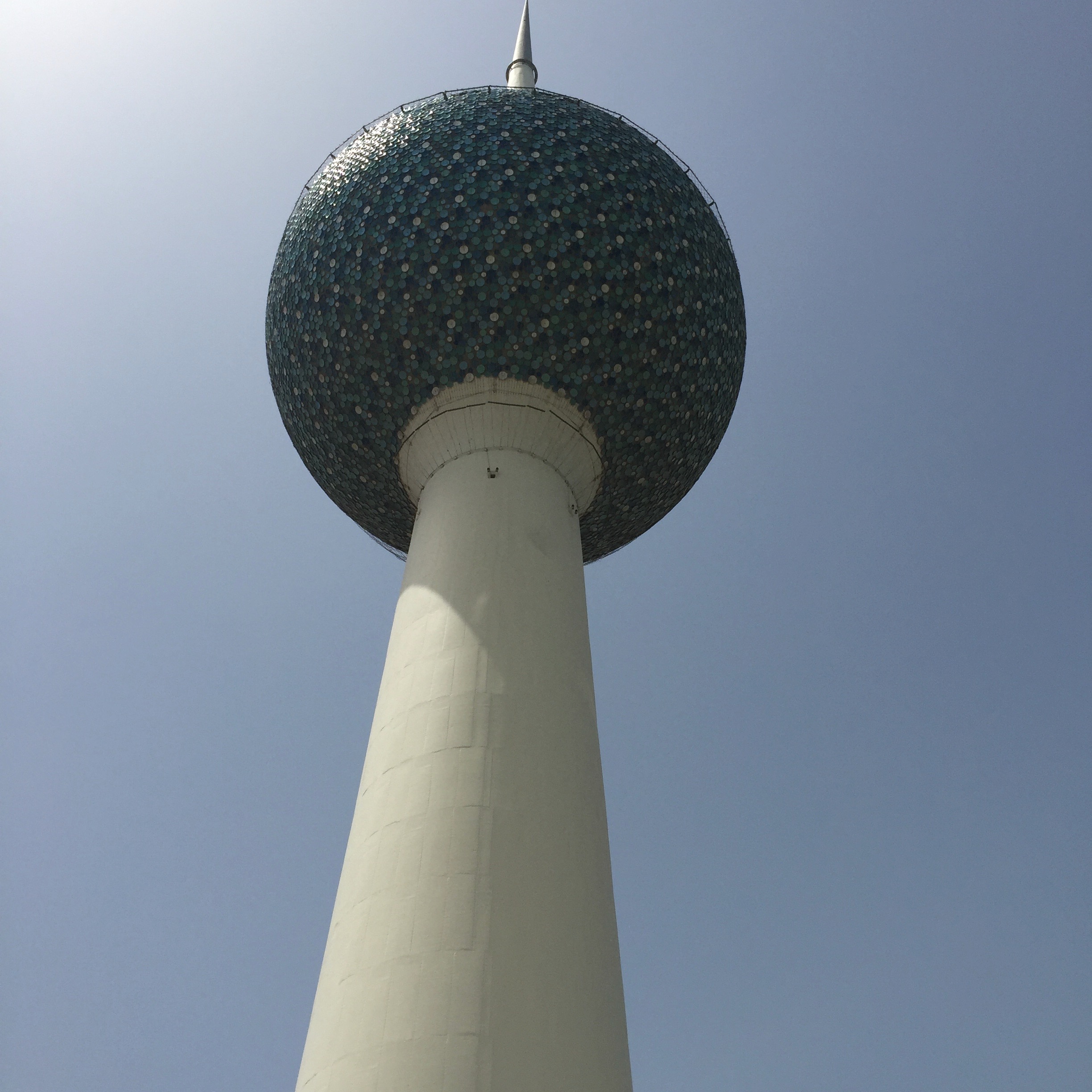 A Kuwait Towers egyik tagja alulról