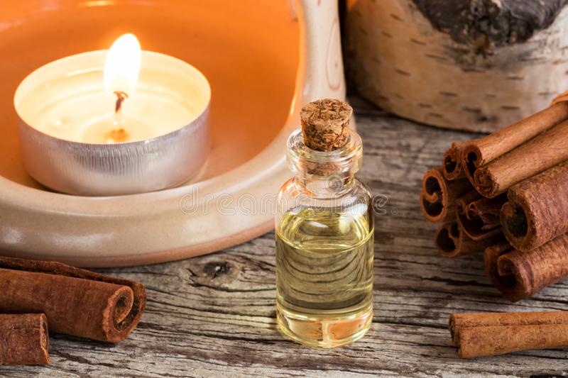 bottle-cinnamon-essential-oil-aroma-la-lamp-111519884.jpg