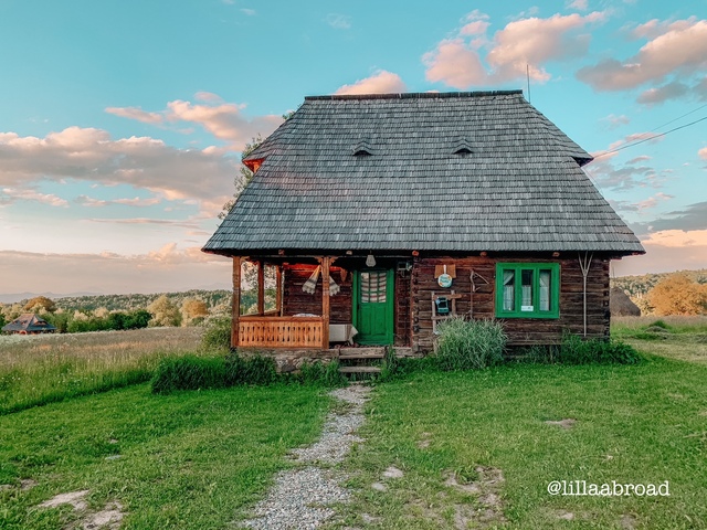 Vidéki nyugalomtól a Vidám temetőig