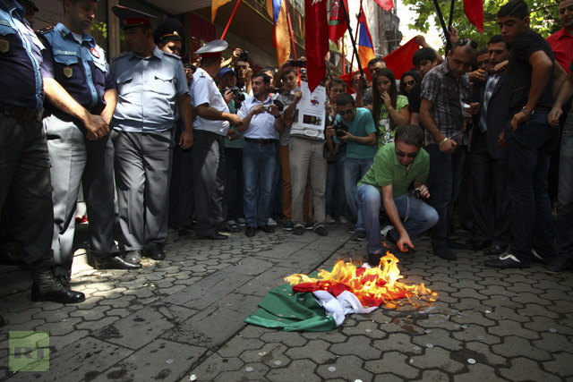 protesters-burn-hungarian-national.jpg