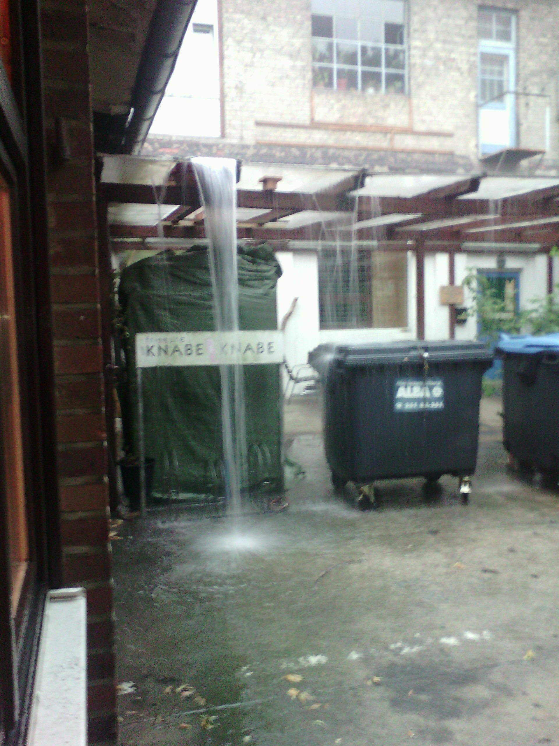 Magánvízesés egy özönvízszerű esőzés alatt a munkahelyem udvarán