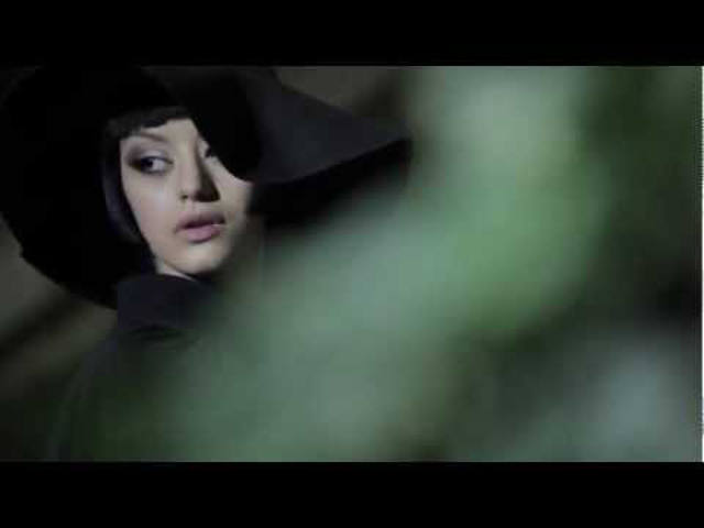 Zahia Dehar - egy kép egy videó és egy Zahia Dehar link