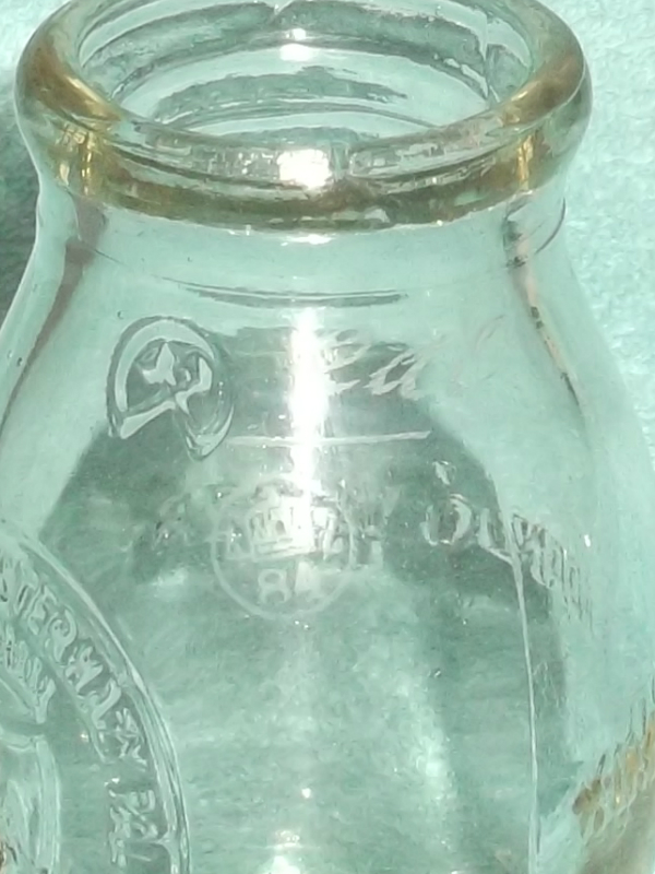 A nyakrészen található jelzések - régi joghurt üveg