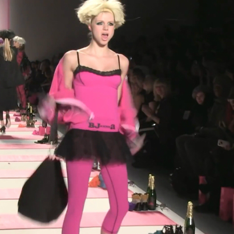 Betsey Johnson pink fekete őszi téli trend - divat ősz tél