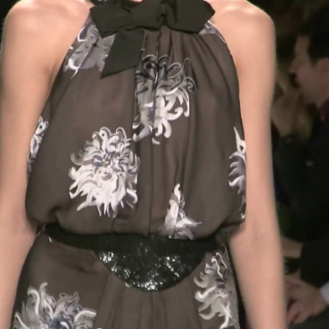 Carolina Herrera krizantén (vagy valami más) mintás női ruha a 2013 2014 őszi téli kollekcióból
