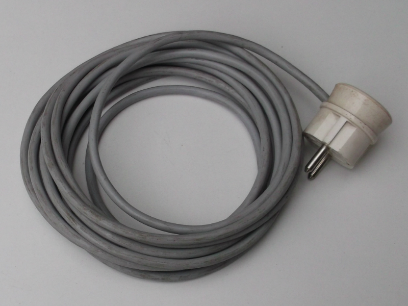 Hálózati kábel az elektromos hálózati csatlakozó villásdugóval