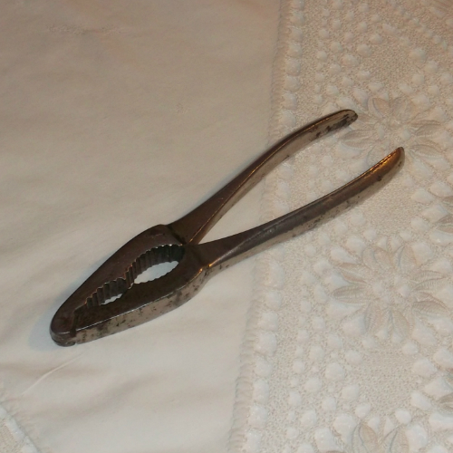 Nikkelezett diótörő - gyártó Mittler Bernát Lakat- és Fémárugyár Budapest 1938 Nikkelezett diótörő - gyártó Mittler Bernát Lakat- és Fémárugyár Budapest 1938