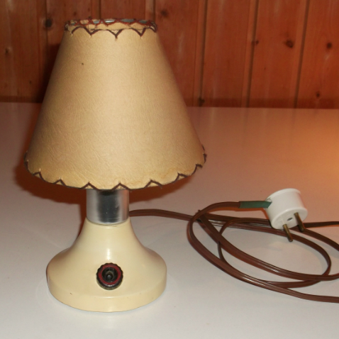 Papír lámpaernyővel - asztali lámpa a AS- FÉMIPARI KTSZ. terméke a 70-es vagy 80-as évekből
