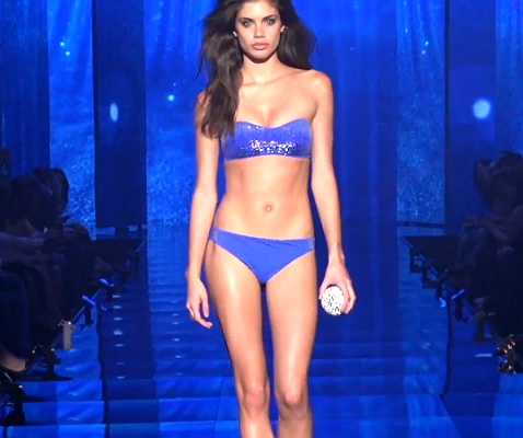 Tengerkék bikini csillogó flitteres pánt nélküli felsővel - Calzedonia divatmodell 2014