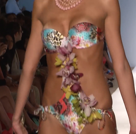 Virágsoros trikini vállpánt nélkül - 2014 divat trend