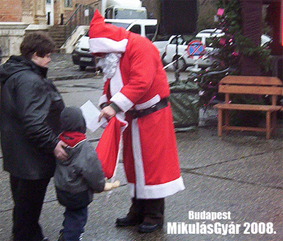 A Mikulás teszi a dolgát - ajándékot oszt