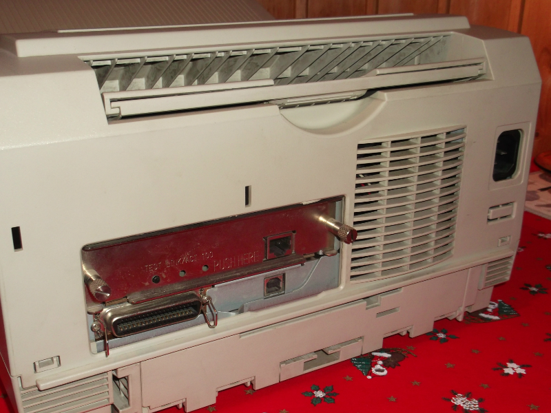 A nyomtató hátoldala a csatlakozó helyekkel - OKI 14i