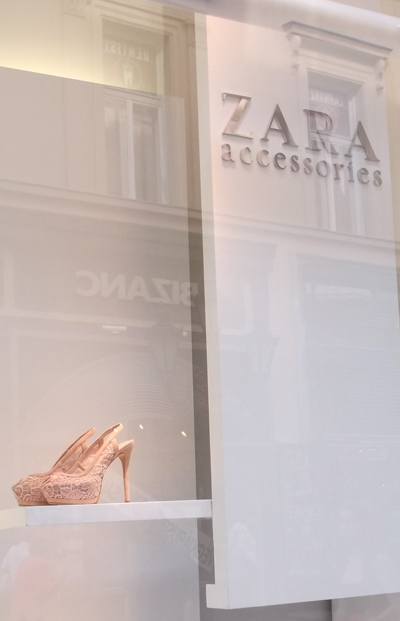 ZARA Accessories - elbűvölő csipkés ZARA női nyári magassarkú cipő a Váci utcai kirakatban